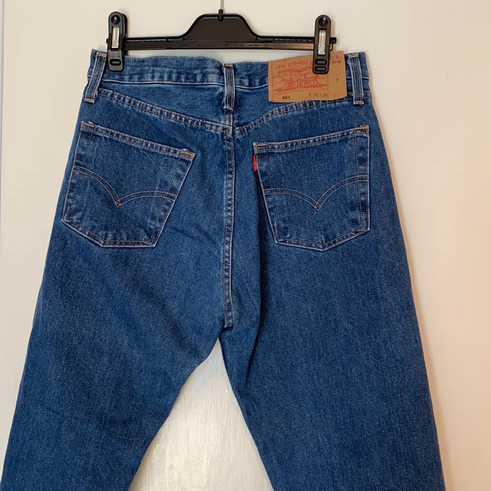 Säljer dessa fina vintage Levis 501 i stl W30 L34(passar W25-W26). De är inköpta på Humana men är i fint skick! Säljer pga att de inte längre passar. Bild 2 visar ungefärlig passform(ej min bild). Köpare står för frakt💕. Jeans & Byxor.