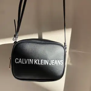 Calvin Klein jeans axelväska helt oanvänd, dust jag kommer med. Nypris 900kr