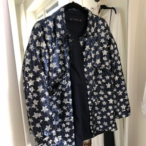 Stjärnjacka från Zara  - Perfekt skick, inga slitningar eller fel. Buda i kommentarerna eller privat, säljs när rätt bud kommer. Köpare står för frakt 📦 senaste bud: 500kr 