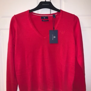 Gant tröja  - En helt ny, oanvänd Gant tröja med lappen fortfarnade på!! Färgen är inte rättvis på bilden då tröjan inte är helt röd utan lutar åt röd/rosa. 