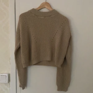 Superfin beige stickad tröja  - Beige stickad tröja från Bohoo. Storlek M, men sitter mer som en S! Lite ”cropped” i modellen. 200kr inkl frakt. 