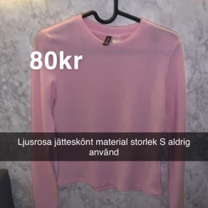 Rosa skön tröja - Säljer eftersom den aldrig kom till användning. Den är tunn med ett väldigt lent och skönt material. Du står för frakten