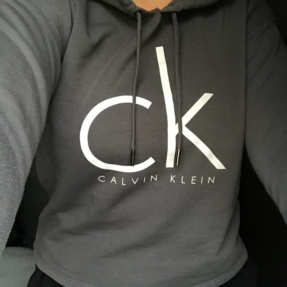 Jätte skön hoodie från Calvin Klein. Säljer för 100kr. Köparen står för frakt. 💗. Hoodies.