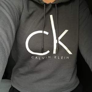 Jätte skön hoodie från Calvin Klein. Säljer för 100kr. Köparen står för frakt. 💗