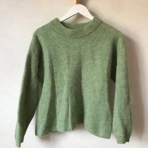 Mintgrön kofta, XS-L, Lindex - Otroligt fin grön, varm och gosig kofta! Är märkt L men jag använder den som XS, så beror på önskad passform. 38% alpacka 32% polyamid 25% ull 5% elastan  Kan mötas runt Stockholm/Södermalm eller skicka mot fraktkostnad! ✨🌸✨