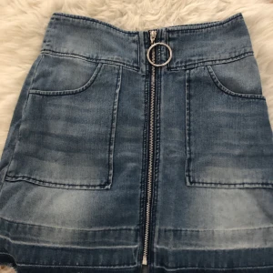 JeansKjol med dragkedja  - JeansKjol med dragkedja från new yorker i storlek 38. Passar både 36 och eventuellt 34. Finns fickor på. Köparen står för frakten.