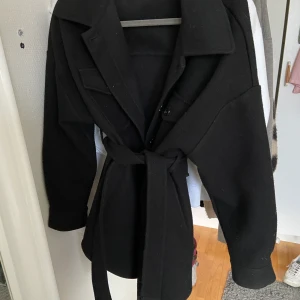 jacka  - super snygg svart, varm och skön jacka från nelly inköpt för 700. Fint skick säljer för 350  ( pris kan diskuteras) 