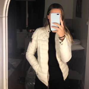 Höstjackan vit - Fodrad vit jacka som är sparsamt använd. Från märket Amisu🌸