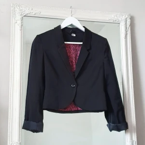 Svårt kavaj 34 - Färg: svart.  Strl: 34.   Svart kavaj från H&M. Fodrad, figursydd ger fin form. Fin detalj i ärmslut. Sluts igen med knapp. Använd fåtal gånger, dvs fint begagnat skick! Frakt tillkommer, betalning via swish.