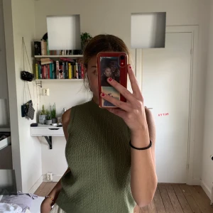 Väst-Zara - Säljer min gröna virkade ”väst” från Zara då den inte kommer till användning längre. Sjukt bra skick!! Den är i M så den sitter löst på mig som vanligtvis är S💕 köparen står för frakt kan annars mötas upp💕