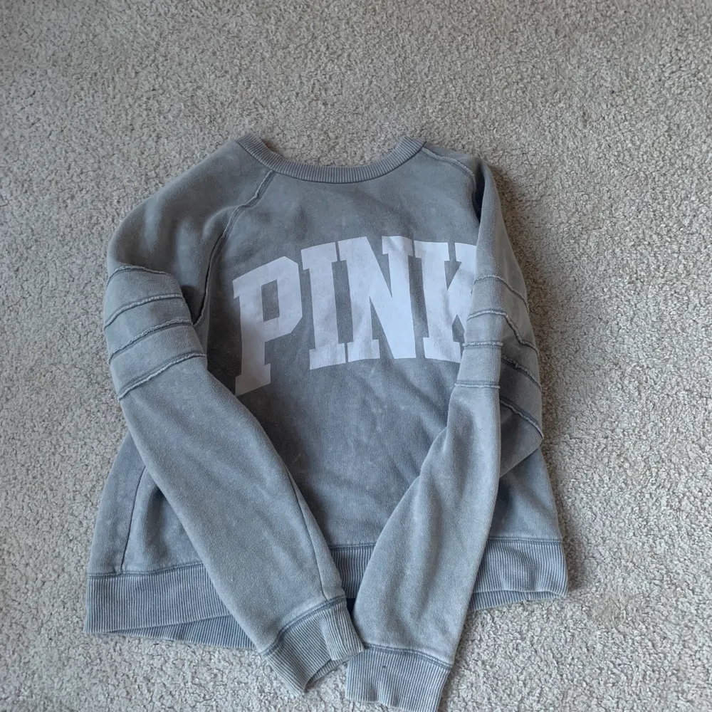 Säljer denna supersköna pink hoodie då den aldrog kommer till anvöning längre.Skriv priv om fler frågor eller bilder😉. Tröjor & Koftor.