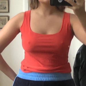 Fin top i korallfärg - Fin top i korallfärg och stretchigt skönt tyg. Storlek L men passar mig som har M bra! Nyskick och inga tecken på slitage. Knappt använd. Den är lite cropped. Köparen står för frakt elr så möts jag i stockholm❤️