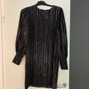 Klänning i stl 36 - Knappt använd klänning i stl 36. Fina knappdetaljer vid handlederna. Den är knälång på mig, som är 165cm. Inköpt på HM för 249:-, säljes nu för 50:-.