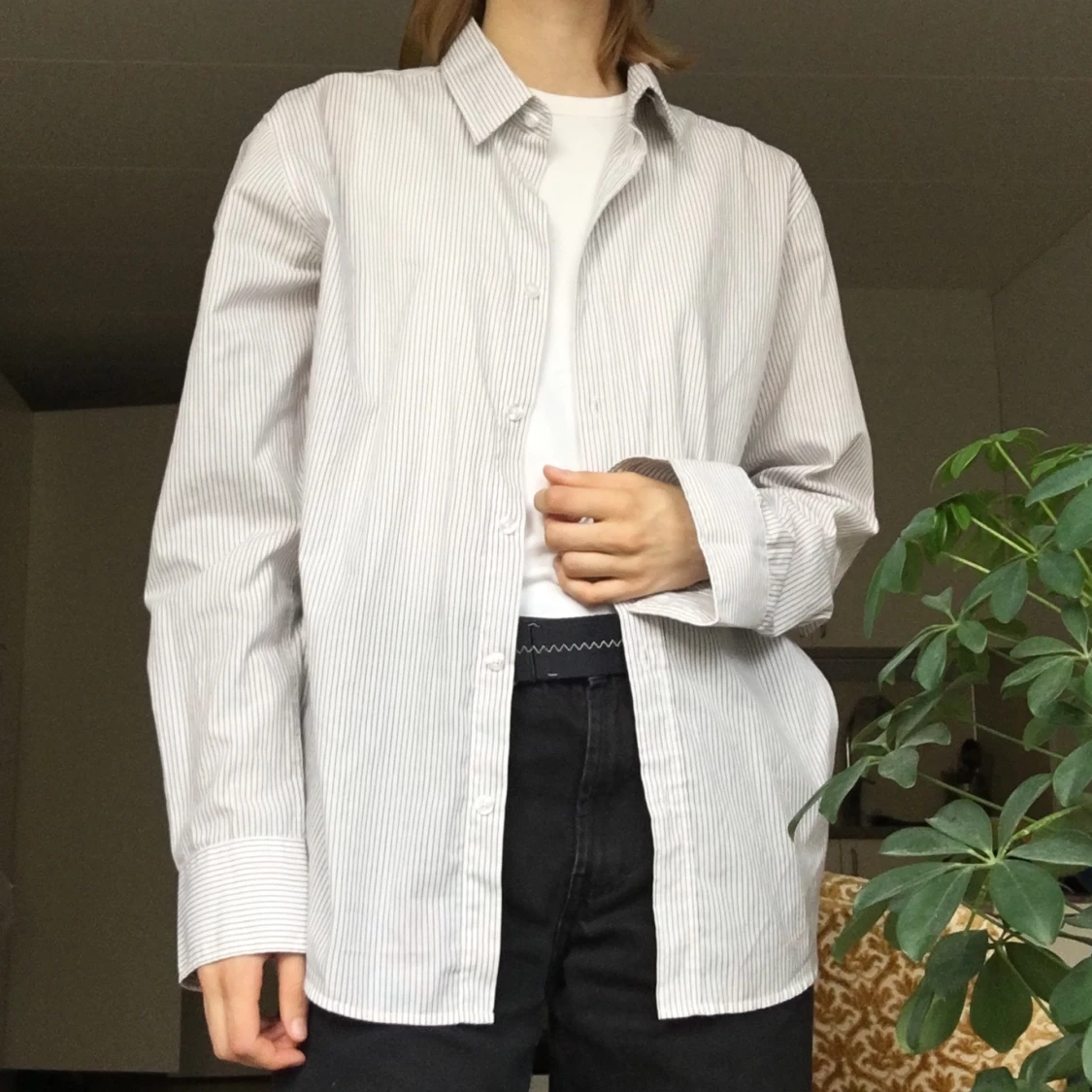 Vit skjorta med gråa streck 