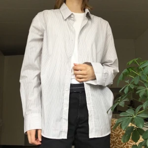 Vit skjorta med gråa streck  - 💍Möts helst upp i Stockholm men kan frakta också💍 Frakt ingår ej i priset💍