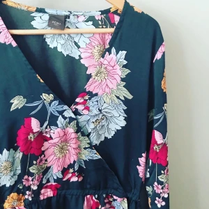 Klänning Ichi M - Otrolig klänning från Ichi, nypris 800 kr. Fint skick! Omlottmodell. Polyester.