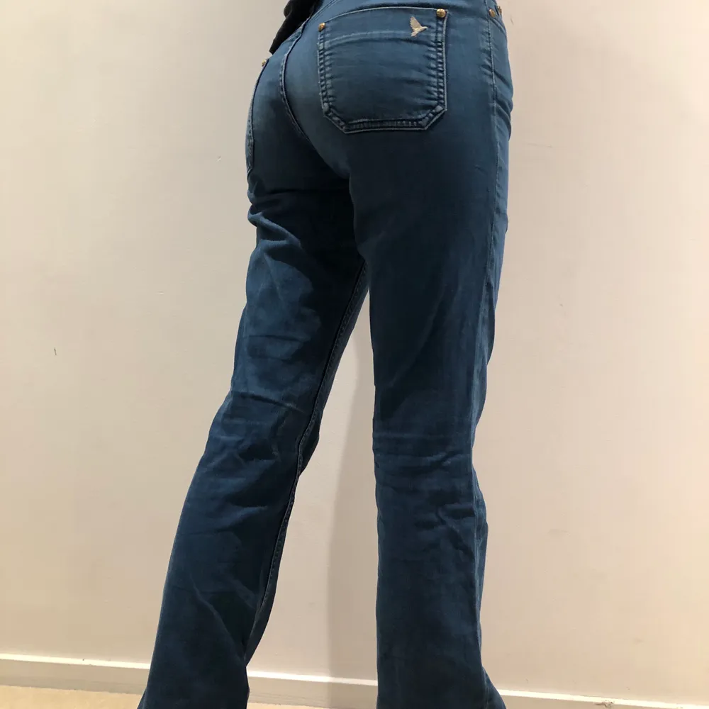 Super fina MiH Jeans! Modell: London Jean. Strl: 27, skulle säga att det motsvarar 34/S. Lite bootcut. Köpte för 1200kr. Säljs för 175kr.. Jeans & Byxor.
