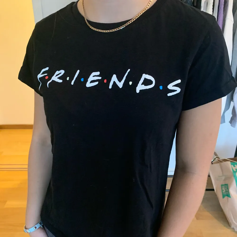 Säljer min fina svarta friends t-shirt. Bara provad en gång. Säljer för att jag har dubbletter.  . T-shirts.