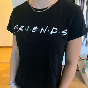 Säljer min fina svarta friends t-shirt. Bara provad en gång. Säljer för att jag har dubbletter.  