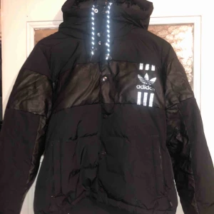  - Säljer nu en av mina absoluta favorit vinterjackor, storlek S men lite stor så passar även M!  Inte lika puffig som när den var helt ny såklart men fortfarande en kvalitetsjacka som håller värmen under vintern. Svart reflex! Ev frakt står köparen för isf.