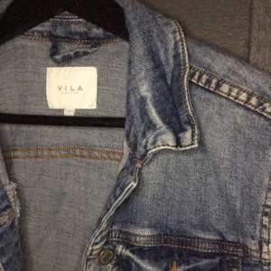 Blå jeansjacka från Vila i mycket fint skick som är perfekt nu till hösten💘 endast använd 2-3 ggr!      Strl S                                                                            99kr +frakt