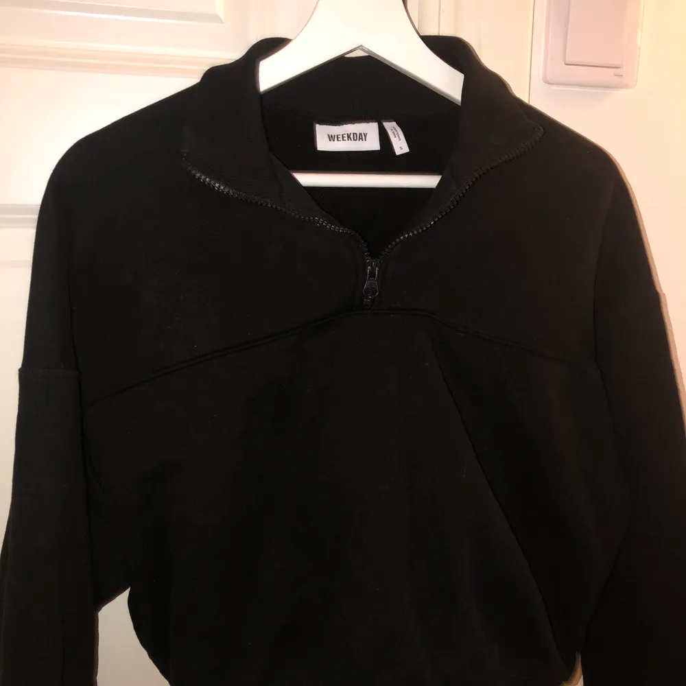 En jättefin svart tröja med en liten dragkedja där fram!! Kommer inte till användning längre därav jag säljer💛 köparen står för frakten. Tröjor & Koftor.