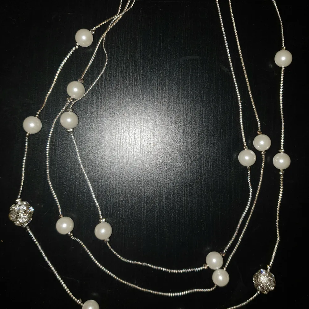 Halsband med silverfärg och pärlor, ej äkta. Frakt ingår i priset🥰. Accessoarer.