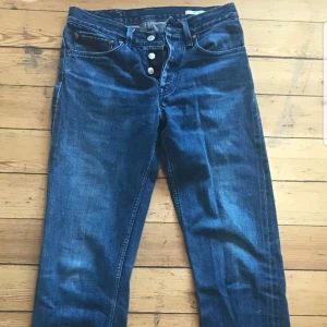 Jeans Our Legacy 28x32 - Fina jeans från Our Legacy. Regular Fit. 28x32.