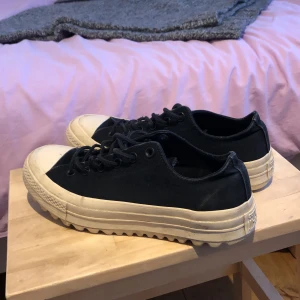 Converse - Converse med tjock sula! Storlek 40. De är använda en vår men ändå i bra skick. Köparen står för frakt!