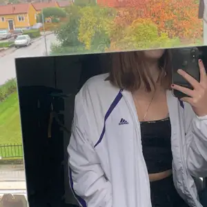 Skit snygg adidas jacka. Köpt secondhand och tror den är lite vintage 🤪 sitter oversize, skriv om ni har frågor 🥰