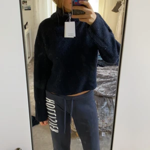 &Other stories - Säljer denna polotröcktröja från &other stories. Jättesnygg marinblå. Färgen syns bättre på sista bilden. Helt oanvänd pga gillar ej polotröjor. Så den är i toppskick. Köpt för typ ett år sedan för 700kr säljer för 200❤️skulle säga att den passar Xs, S och M. Frakt betalar köparen