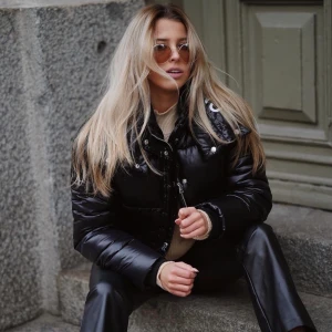 Tjock dunjacka i märket Calvin klein - Skitnsygg svart dunjacka i märket calvin Klein, använd få gånger och är som ny! Storlek S! Jag är 1,64 :) 