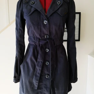 Numph kappa 36 - Numph kappa i bra använt skick. Storlek 36. Kommer inte exakt ihåg nypris, men skulle tippa på ca 1400kr. Säg till om ni vill ha enskilda bilder. Appen skär bilderna lite konstigt ibland.