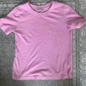 Rosa t-shirt. Knappt använd helt fläckfri 🥰🥰kan fraktas eller mötas i Varberg 