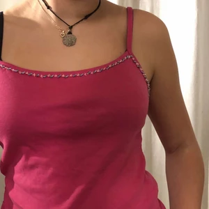 Ett rosa linne. - Ett rosa ganska kort linne. Med pärlor 