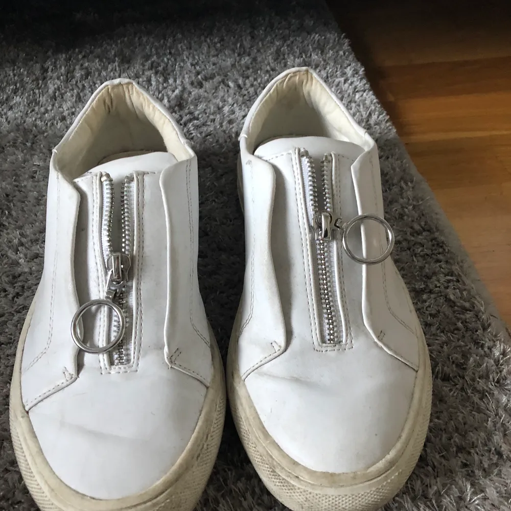 Välanvända skor (som nya efter tvättning) från Nelly i storlek 39, imitation av Arigato skor. Tvättar såklart dom innan dom skickas iväg! . Skor.