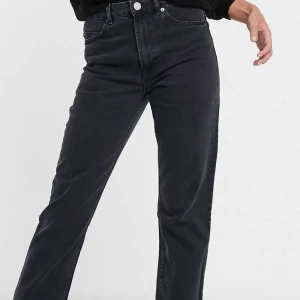 Straight leg jeans - Säljer även dessa jeans då de inte passar. 