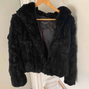  - Hollies jacka av kaninpäls, jättemjuk och i fint chick! Stor luva och en allmänt väldigt mysig jacka🌼 storlek 36! Ordariepris: Ca 2000kr. Säljer för: 700kr. För mer info om jackan kontakta mig♥️
