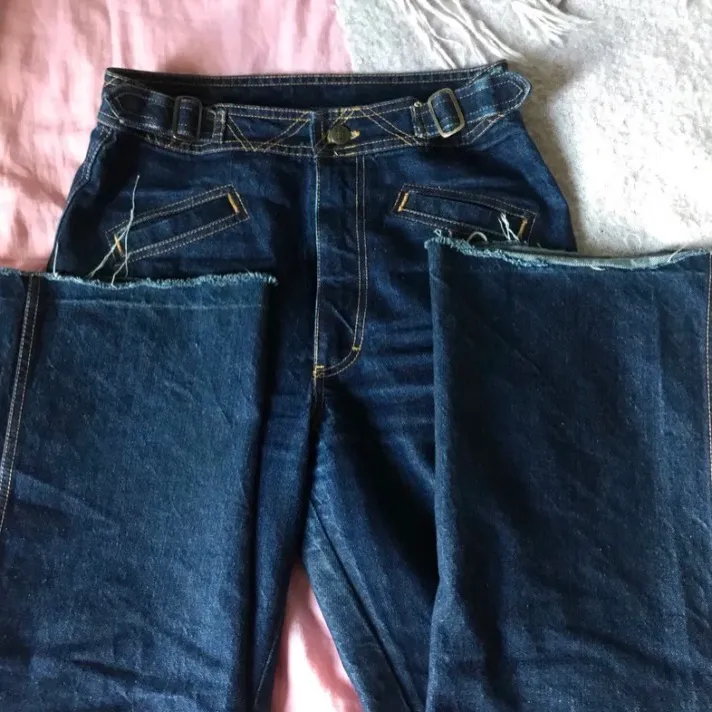 Hög midjade jeans med Applejack på💓 raka i benen och unika till utseendet, reglerbar i midjan.❤️. Jeans & Byxor.