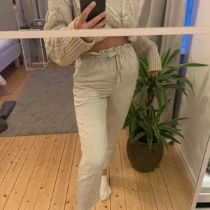 Linnebyxor stel XS - Linnebyxor från HM i strl XS, lite korta för mig som är 169 cm. Använda fåtal gånger. Möts upp eller fraktas och då tillkommer 44kr frakt. 