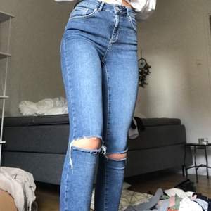 blåa jeans med hål på knäna. strl xs, stretchiga❣️väldigt fint skick, köpta på bikbok 