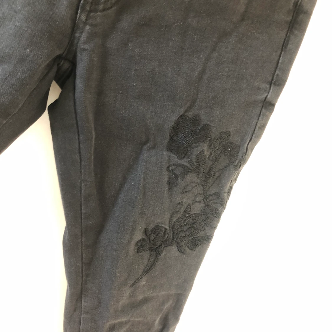 Svarta jeans med broderi! - 90