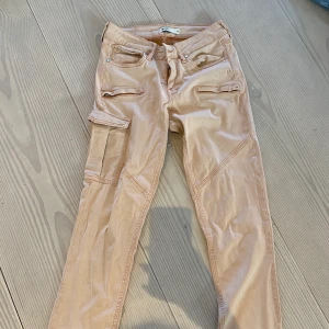 ”Cargo” pants - Cargo aktiva byxor från Gina tricot i en nude rosa färg, fickor på sidorna, tajta men stretchigt material, använt 1 gång för en fest