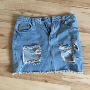Nelly jeans stel 38 - Jätte fin kjol som har en bra passform och väldigt mjukt material . 