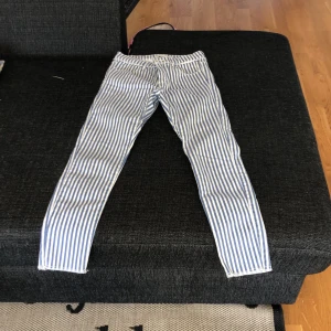 Blårandiga byxor från Zara st. 152 - Ett par blårandiga jeans från Zara, använd fåtal gånger, säljer för att de är för små