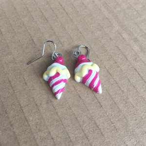 glass örhängen  - Säljer dessa för 20inkl frakt! 5kr går till valfri organisationen som jag swishar, bevis skickas till köparen!