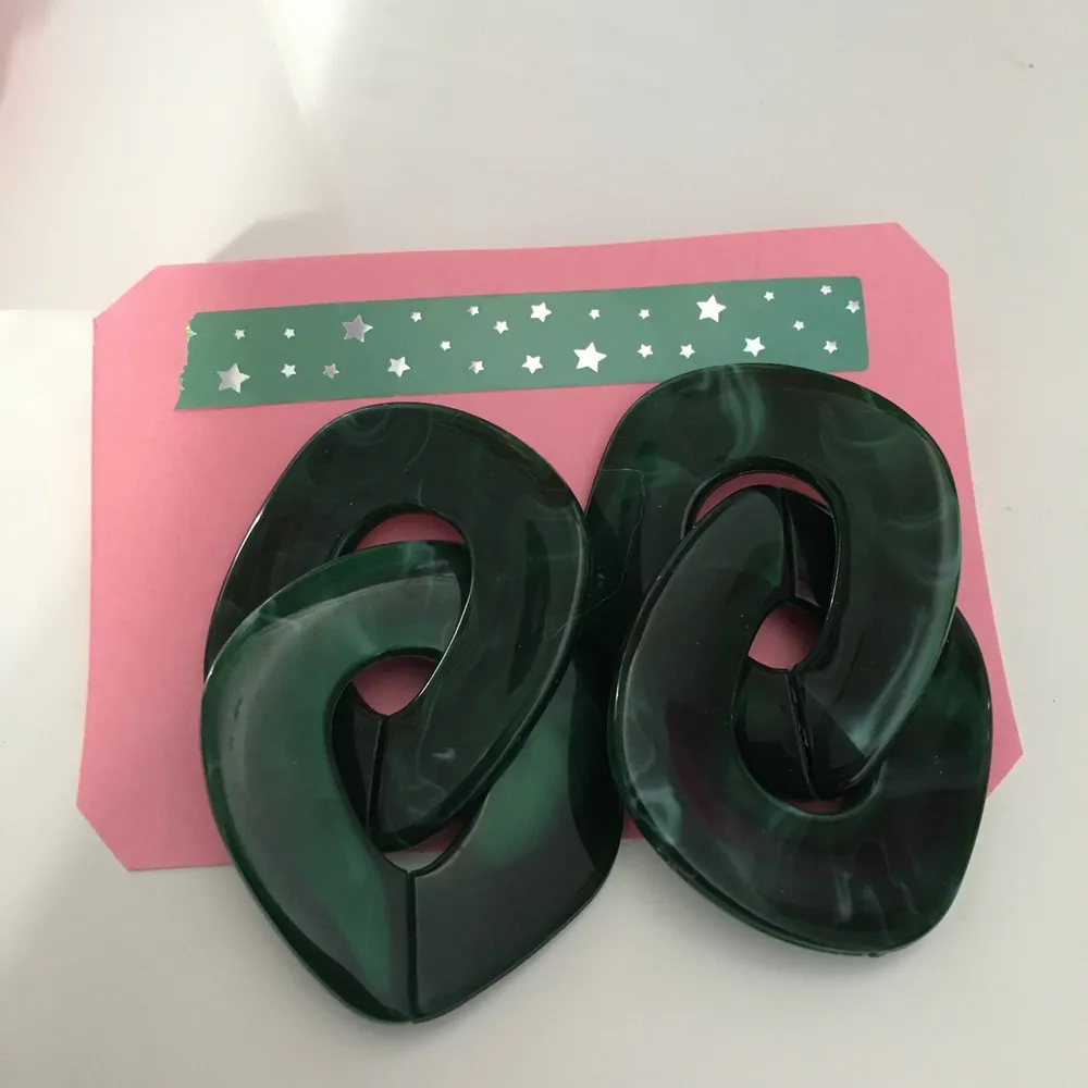 Ett par mörkgröna stora örhängen. Aldrig använda och jag tvättar dem ordentligt innan de skickas. Frakten ingår i priset, jag samfraktar gärna❤️. Accessoarer.