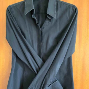  - Skjorta med fina knappar! Hör av dig för fler bilder eller frågor 🥰