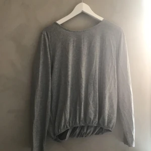 Långärmad blus - Säljer denna ”blus” från Bik Bok i storlek S som jag älskade för flera år sedan men som nu bara tar plats i gaderoben. Den har en fin öppning på ryggen:)