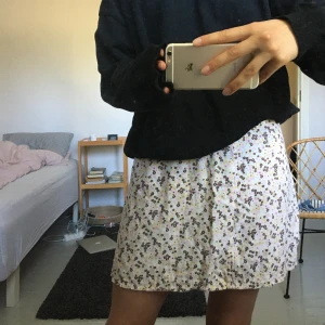 Blommig kjol - Fin blommig kjol köpt på second hand. Finns en dragkedja längs med hela kjolen så man kan knäppa upp hela. passar XS/S🦋
